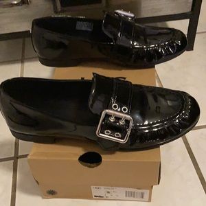 Black patent leather Charlotte UGG slip on‘s